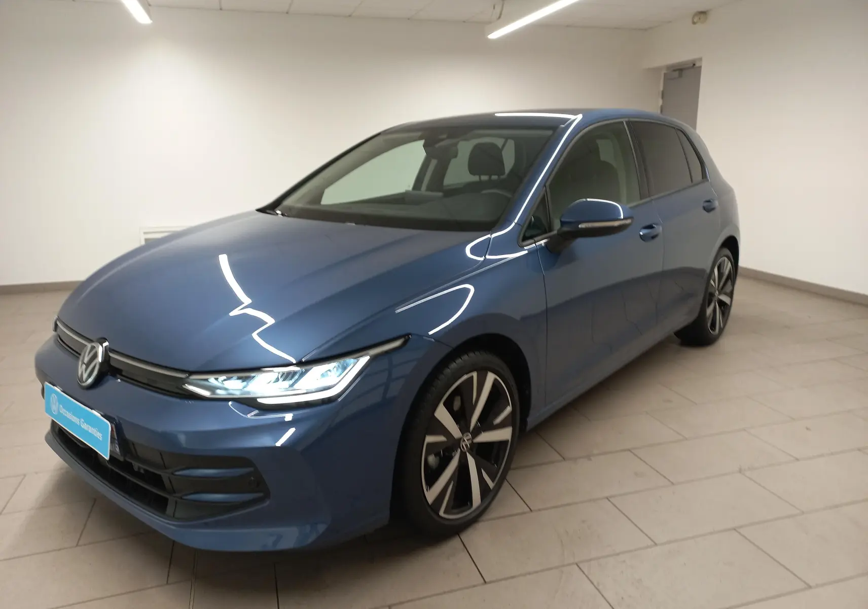 Volkswagen Golf 1.5 TSI 2025 en bleu Anemone, vue 3/4 avant droit avec jantes alliage 18 pouces Catania.