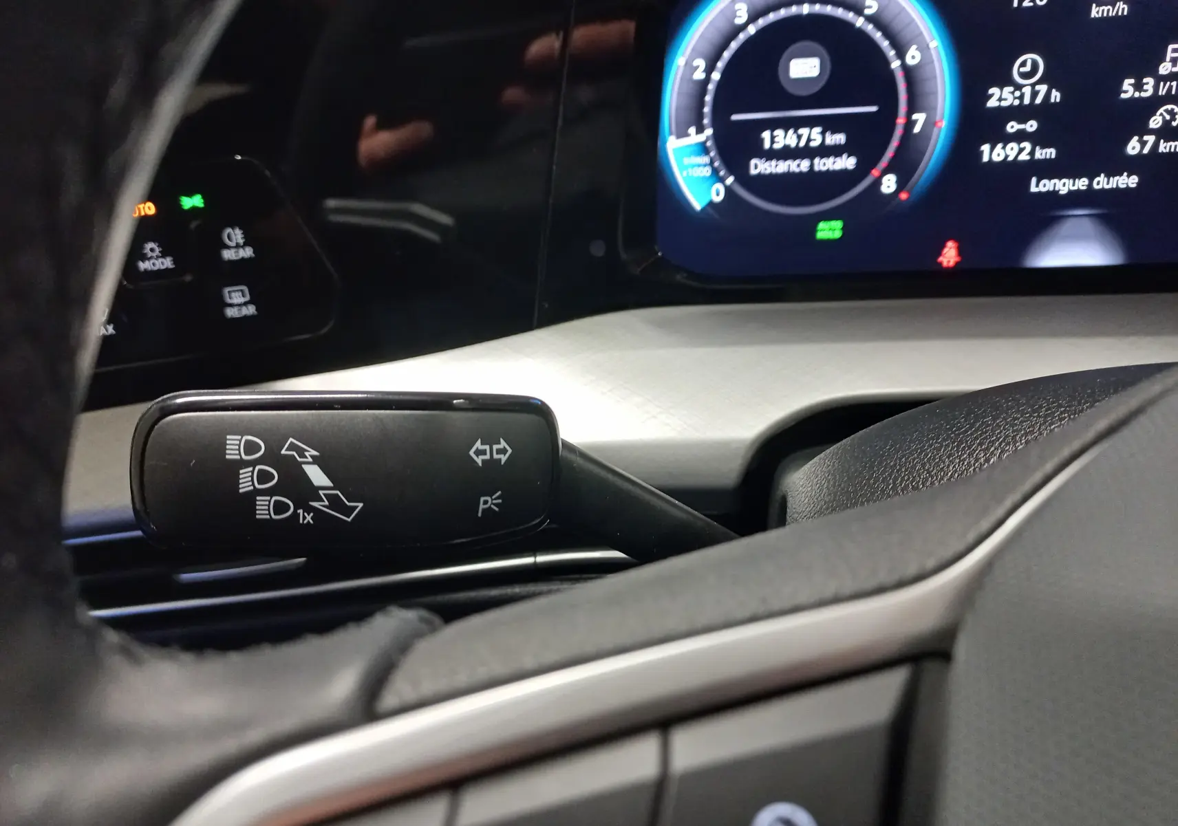 Gros plan sur la commande des feux et clignotants du tableau de bord d'une Volkswagen Golf 1.5 TSI 116 BVM6 Bleu Anemone 2025.