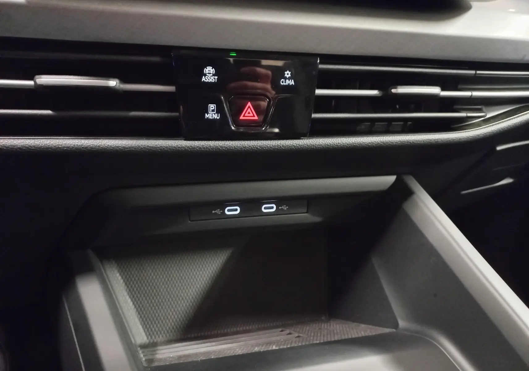 Vue rapprochée de la console centrale de la Volkswagen Golf 1.5 TSI 116 BVM6 VW Edition, avec ports USB-C et commandes d'assistance.