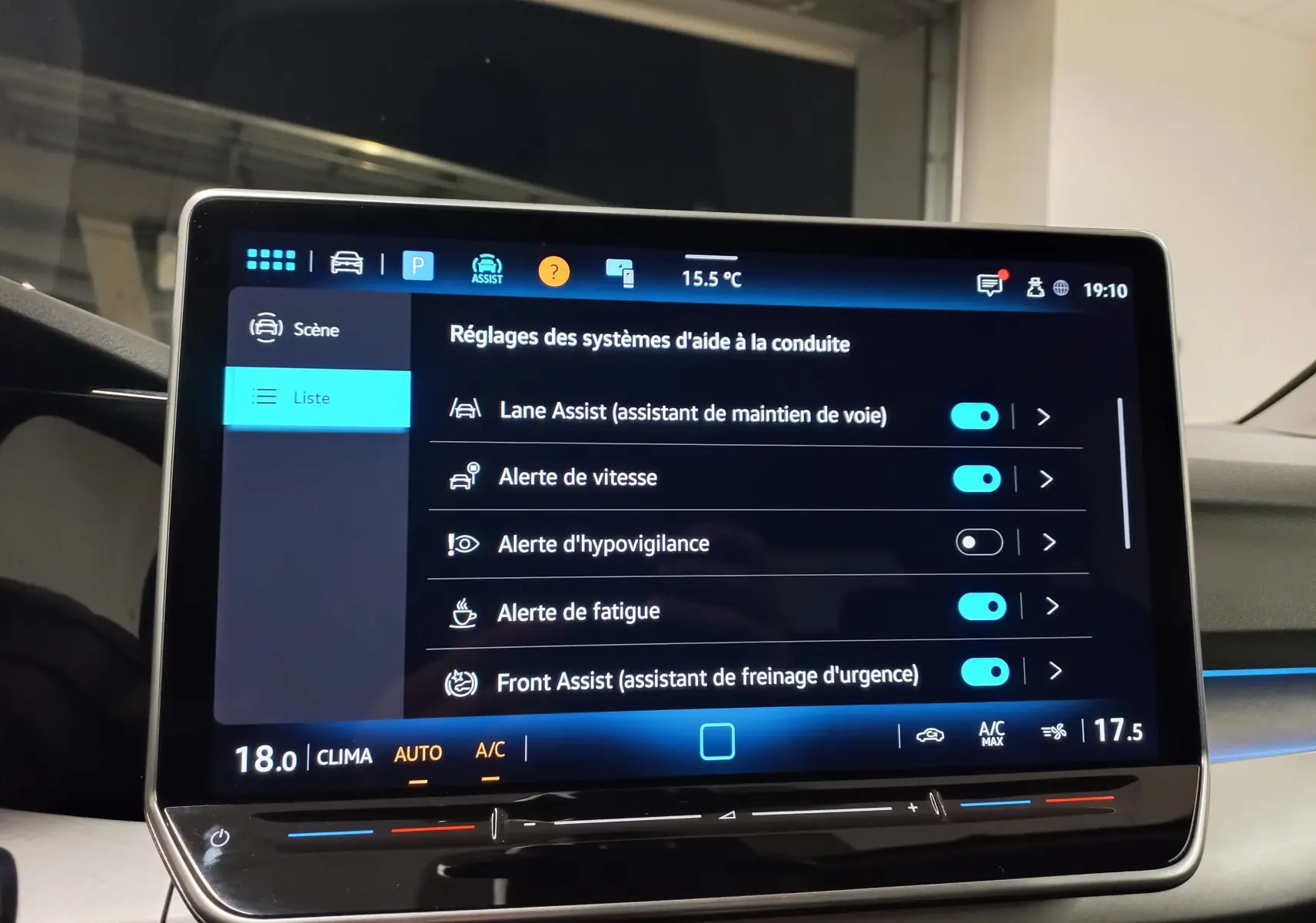 Écran tactile du système d'aide à la conduite dans l'habitacle d'une Volkswagen Golf 1.5 TSI Bleu Anemone, vue intérieure.