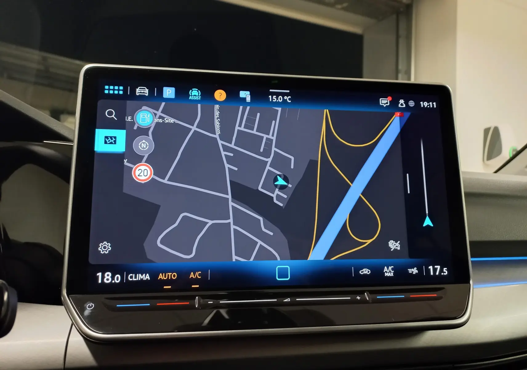 Écran tactile central de la Volkswagen Golf 1.5 TSI 2025 affichant la navigation avec interface moderne et commandes climatisation intégrées.