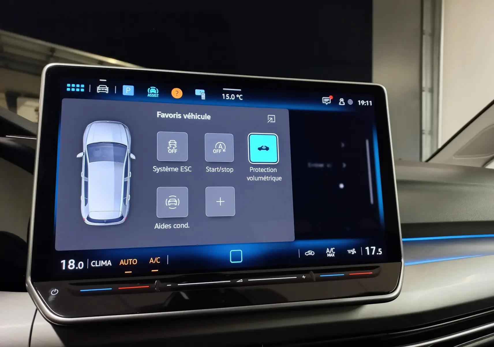 Écran tactile intérieur de la Volkswagen Golf 1.5 TSI 116 BVM6 VW Edition affichant les options d'assistance au conducteur.