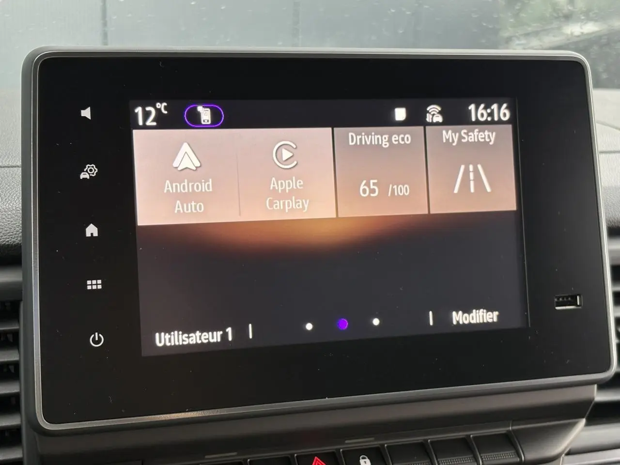 Écran tactile central du Renault Trafic Fourgon blanc, affichant Android Auto et Apple CarPlay, vue frontale rapprochée.