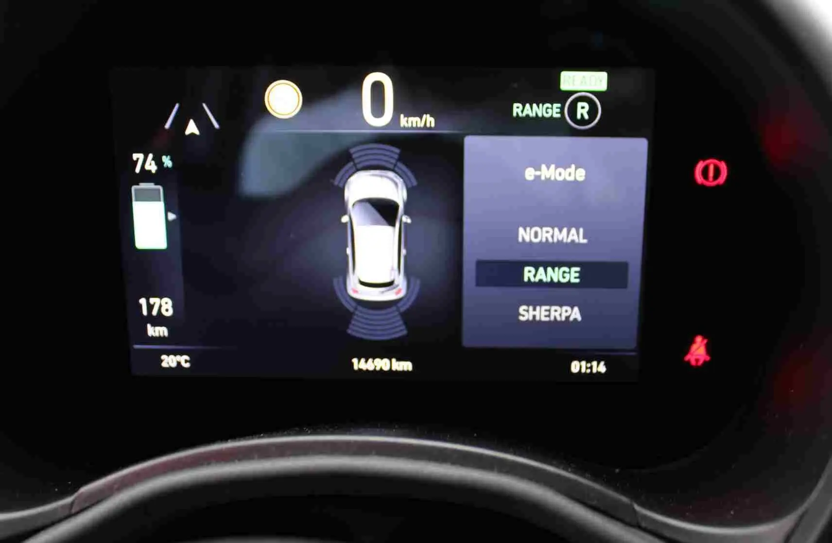 Affichage numérique du tableau de bord de la Fiat 500 électrique montrant l'autonomie, la vitesse à 0 km/h et le mode de conduite Range.