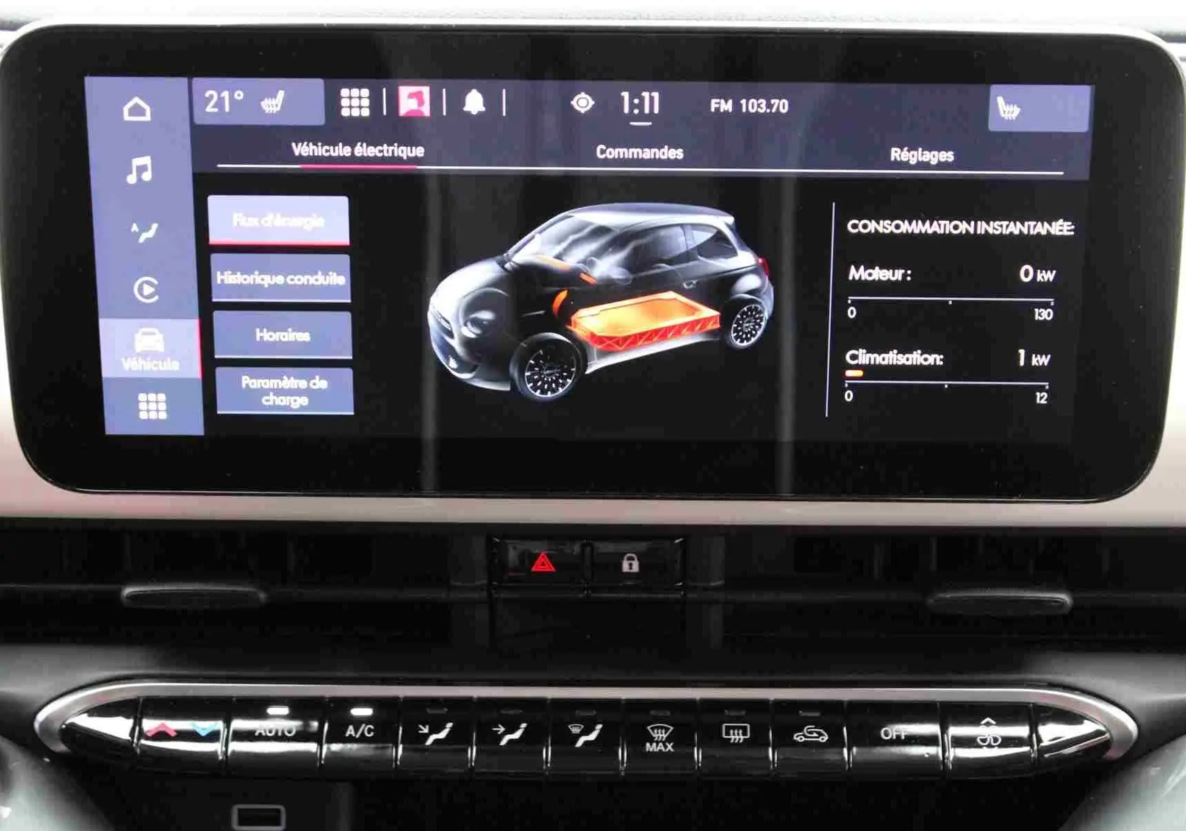 Écran tactile intérieur montrant l'interface de gestion énergétique d'une Fiat 500 électrique, tableau de bord moderne.