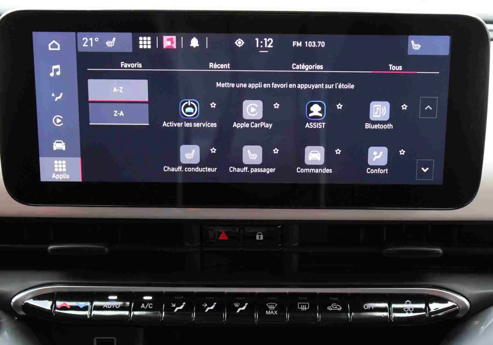 Écran tactile central de la Fiat 500 électrique 2023 montrant les options Apple CarPlay et chauffage sièges.