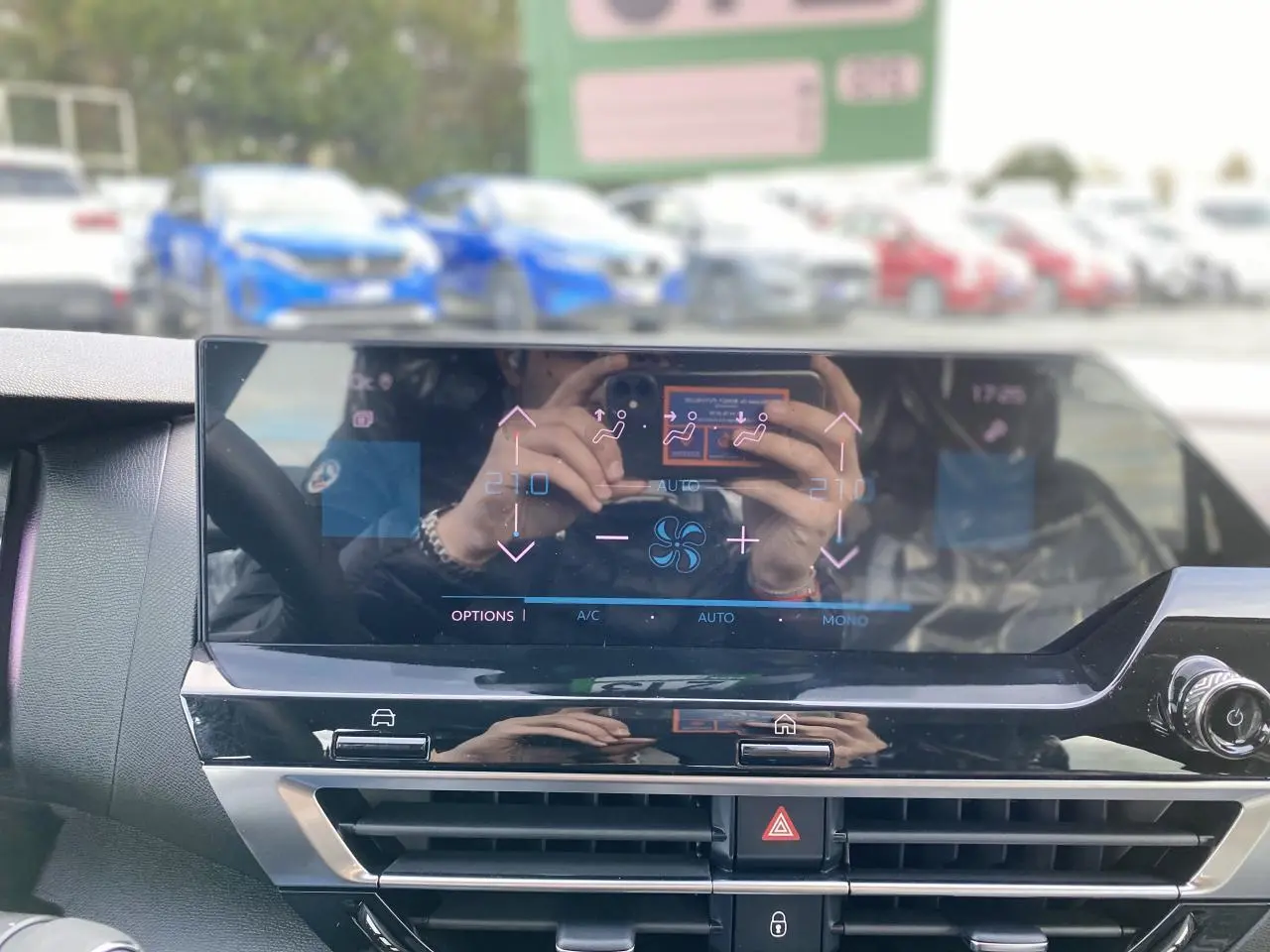 Écran tactile de climatisation affichant 21°C dans l'habitacle d'une Citroën C4 2023.