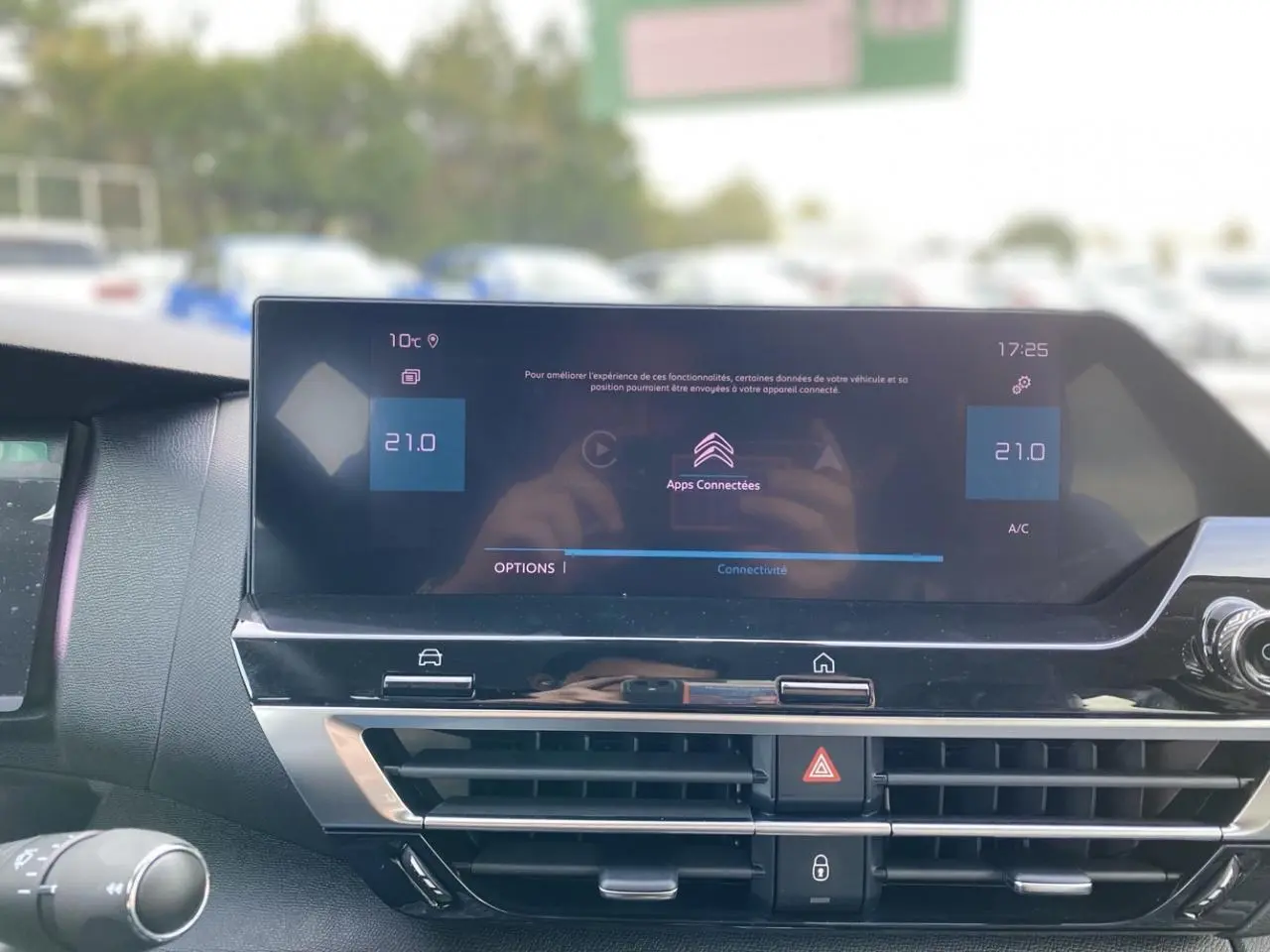 Vue rapprochée du tableau de bord de la Citroën C4 2023 avec écran tactile et commandes de climatisation.