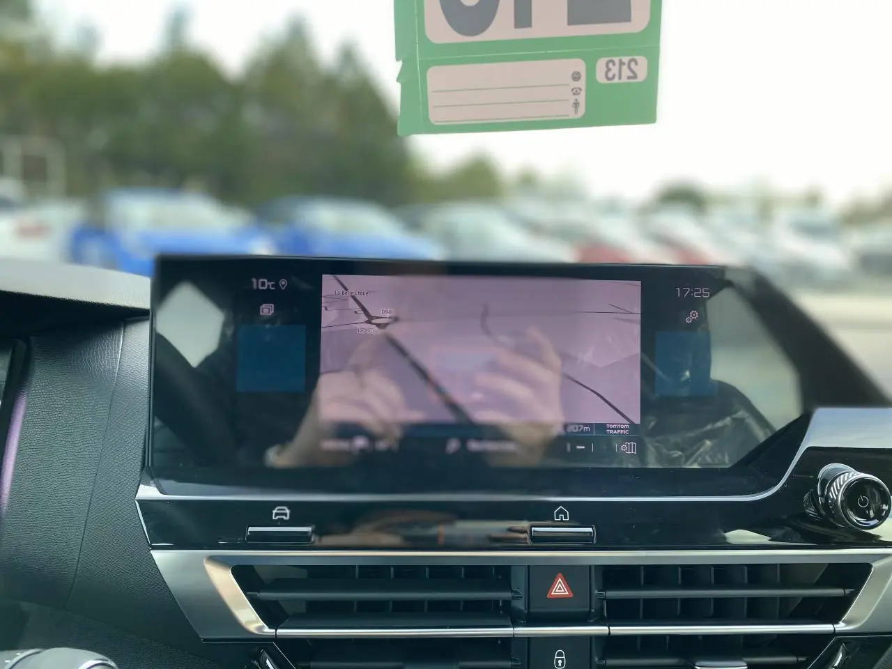 Vue rapprochée de l'écran tactile central du tableau de bord de la Citroën C4 Rouge Elixir avec navigation affichée.