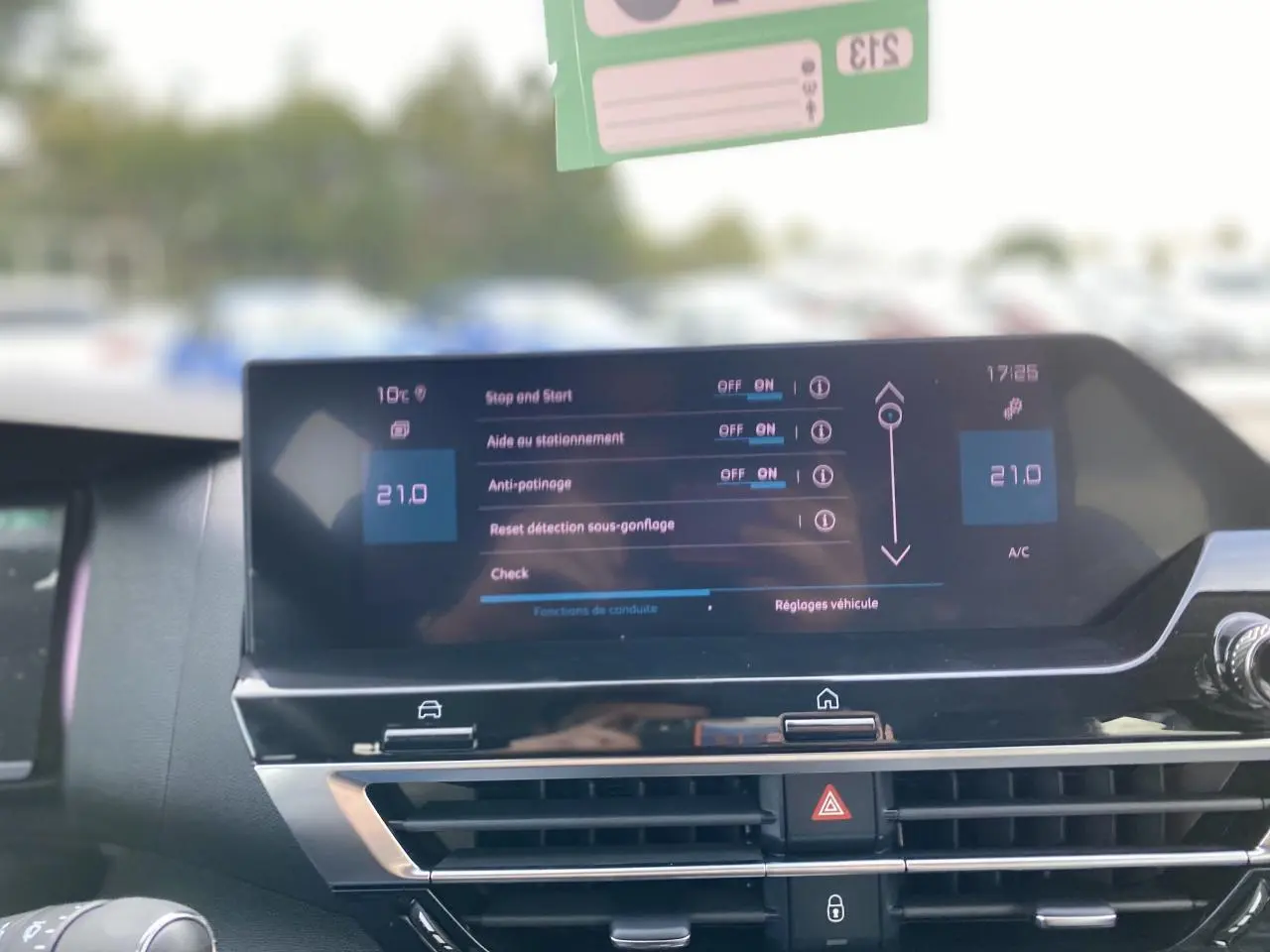 Écran tactile central du tableau de bord de la Citroën C4 2023 affichant les réglages d'aide à la conduite.