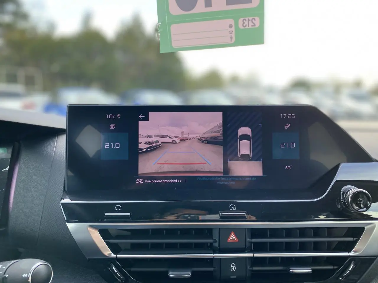 Écran central de la Citroën C4 rouge Elixir 2023 montrant la caméra de recul et la température à 21°C.