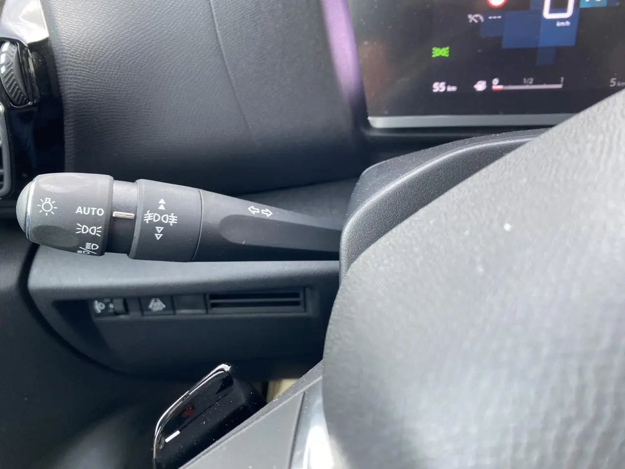 Gros plan sur la manette des feux et clignotants côté gauche du tableau de bord d'une Citroën C4 Rouge Elixir 2023.