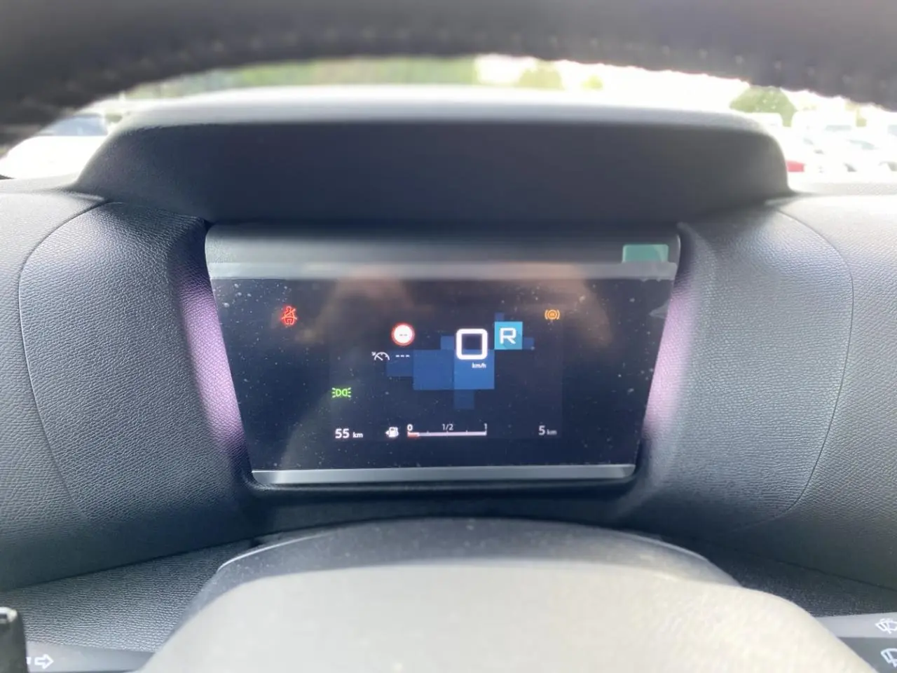 Affichage numérique du tableau de bord de la Citroën C4 2023 en mode marche arrière, avec indicateurs lumineux visibles.