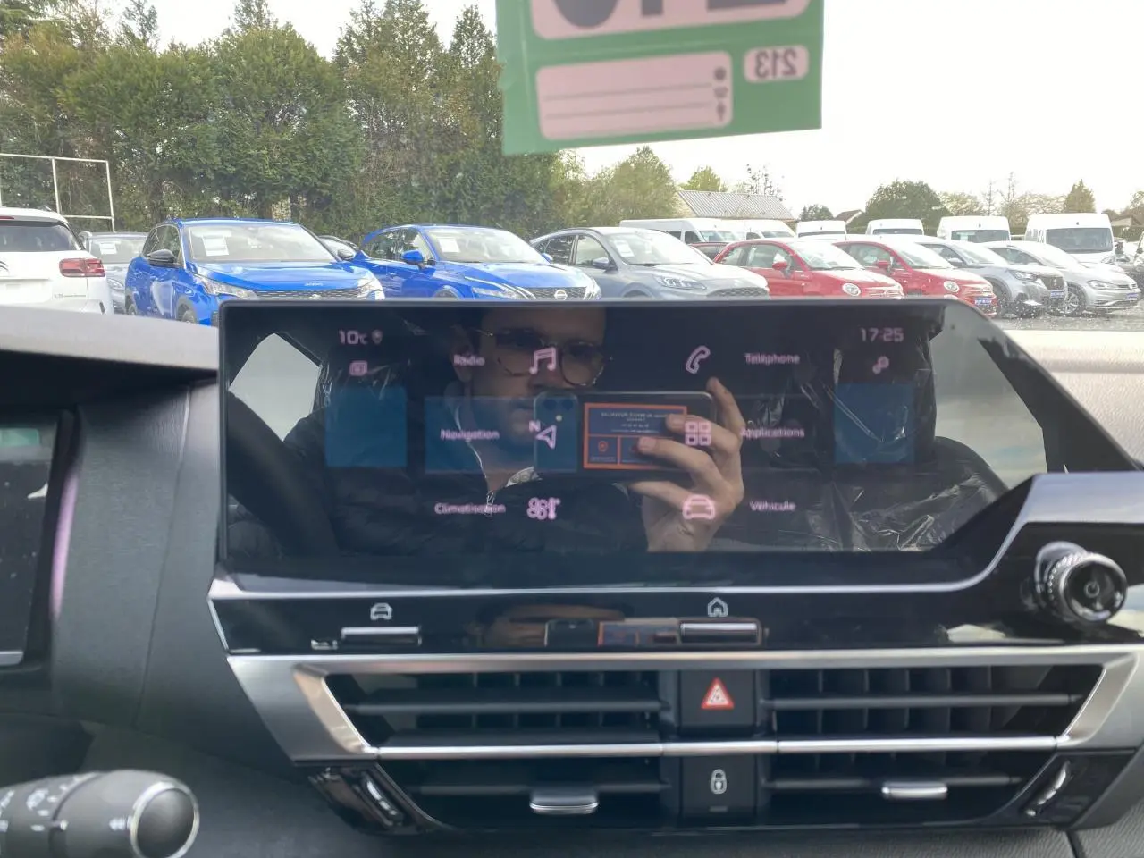 Tableau de bord numérique de la Citroën C4 Rouge Elixir 2023 avec écran tactile et commandes intégrées.