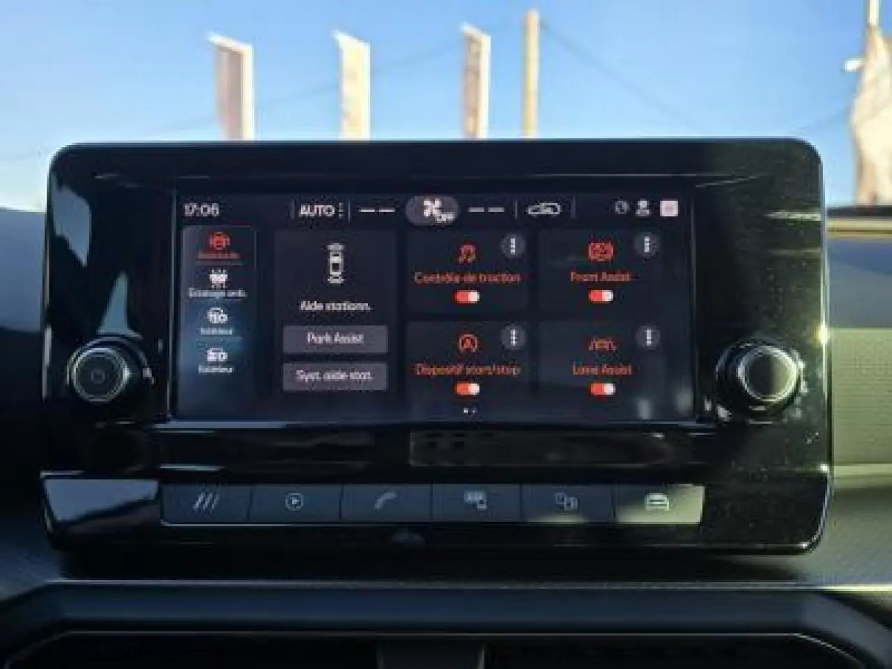 Écran tactile central du tableau de bord de la SEAT Leon IV 2024, affichant les réglages d'aide à la conduite.