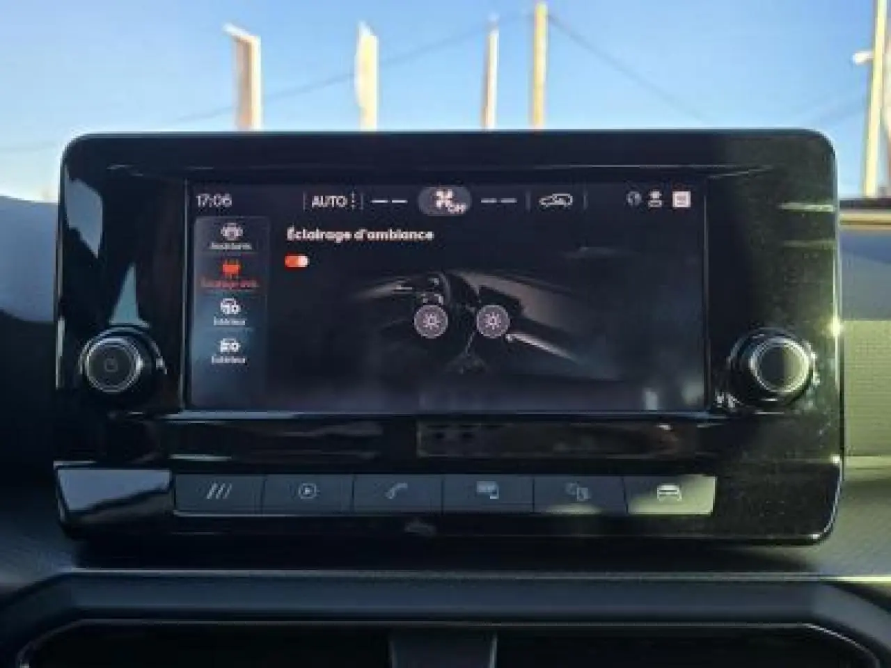 Écran tactile central affichant les réglages d’éclairage d’ambiance dans l’habitacle d’une SEAT LEON blanche 2024.