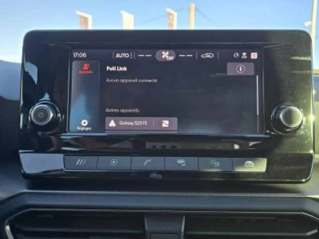 Écran tactile central du système de navigation de la SEAT LEON IV 2.0 TDI 150 Style Edition Vision, vue frontale rapprochée.