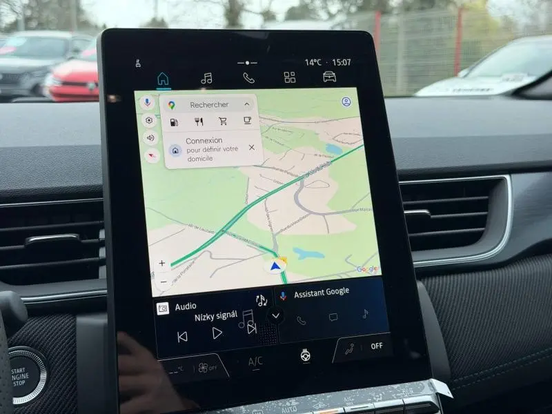 Écran tactile central du Renault Captur 2026 en gros plan, affichant la navigation avec interface moderne et commandes intégrées.