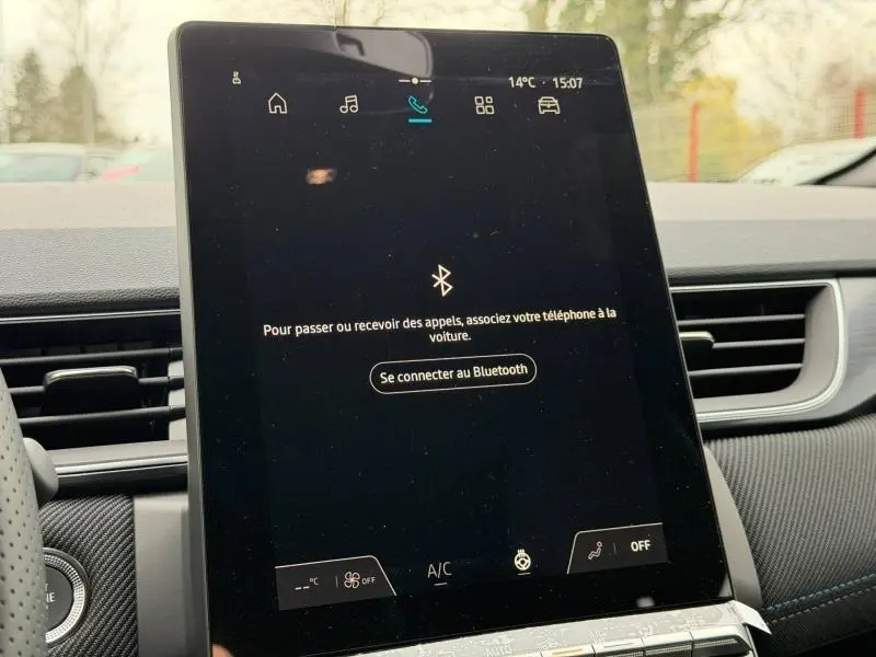 Écran tactile central affichant la connexion Bluetooth dans l’habitacle du Renault Captur 2026 Gris Rafale/Noir Etoilé.