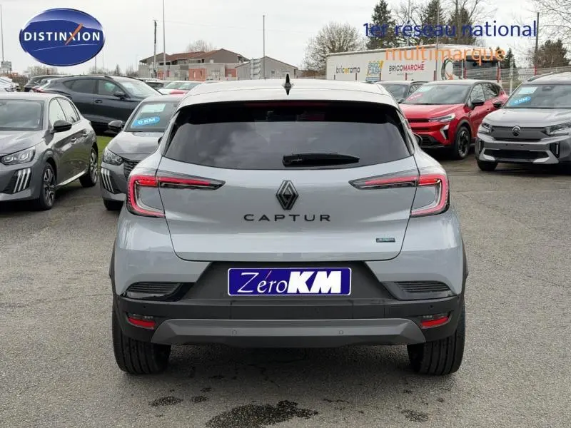 Vue arrière d'un Renault Captur 1.8 E-Tech full hybrid 160ch gris Rafale avec toit noir, en stationnement extérieur.