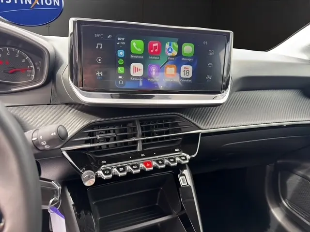 Vue rapprochée de la console centrale et de l'écran tactile 10 pouces du tableau de bord de la Peugeot 208 gris foncé 2024.