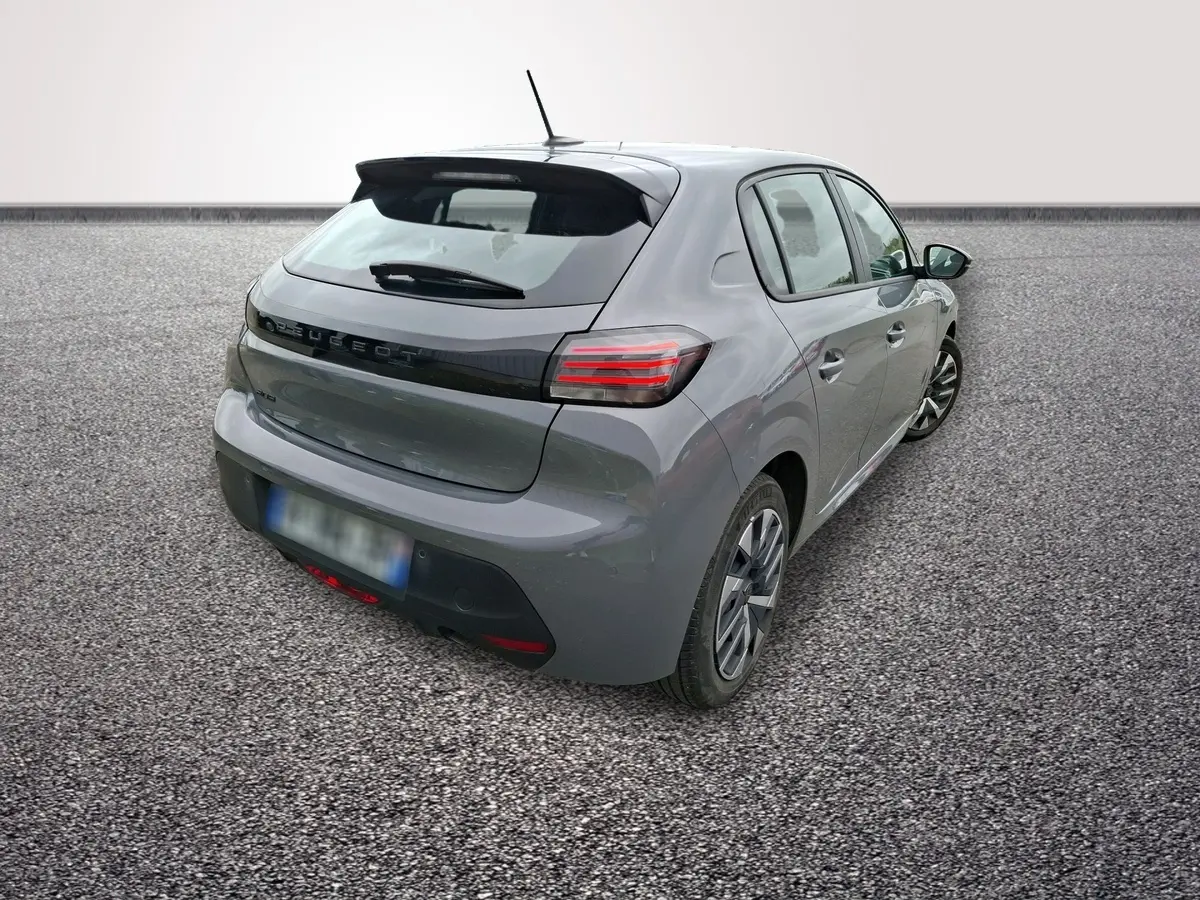 Peugeot 208 gris foncé vue 3/4 arrière droit, feux LED et jantes alliage distinctives visibles.