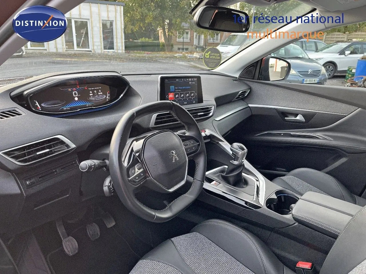 Intérieur du Peugeot 3008 Cooper Metal 2019, vue côté conducteur, volant compact et console centrale avec boîte manuelle.