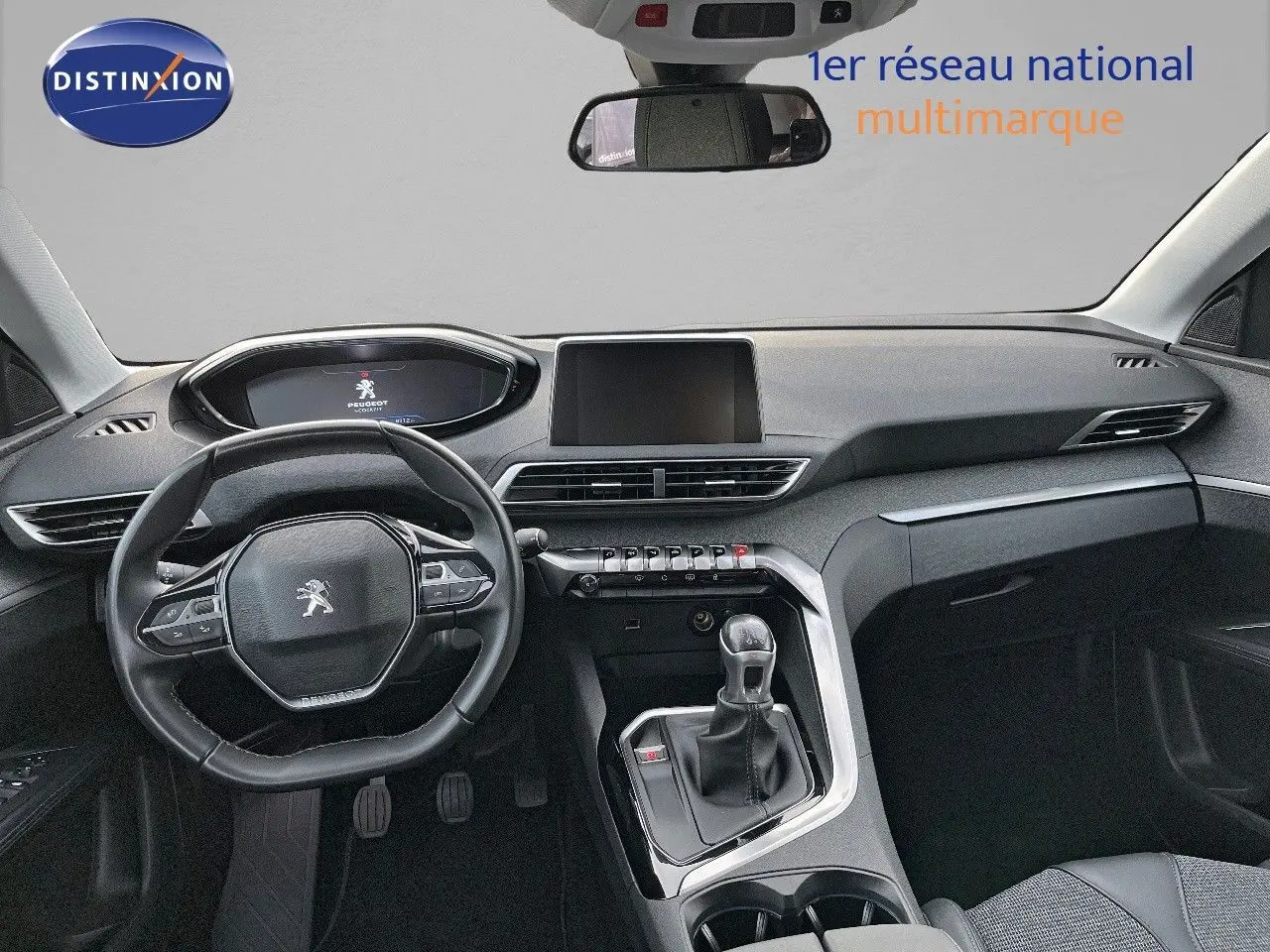 Intérieur du Peugeot 3008 Cooper Metal 2019, vue avant sur le tableau de bord et la boîte manuelle.