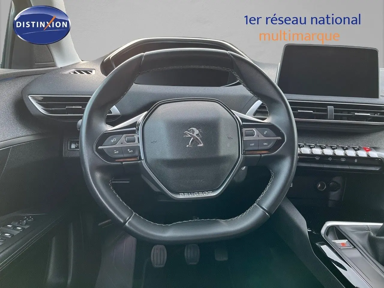 Vue centrée sur le volant cuir noir du Peugeot 3008 2019 avec tableau de bord et écran tactile visible.