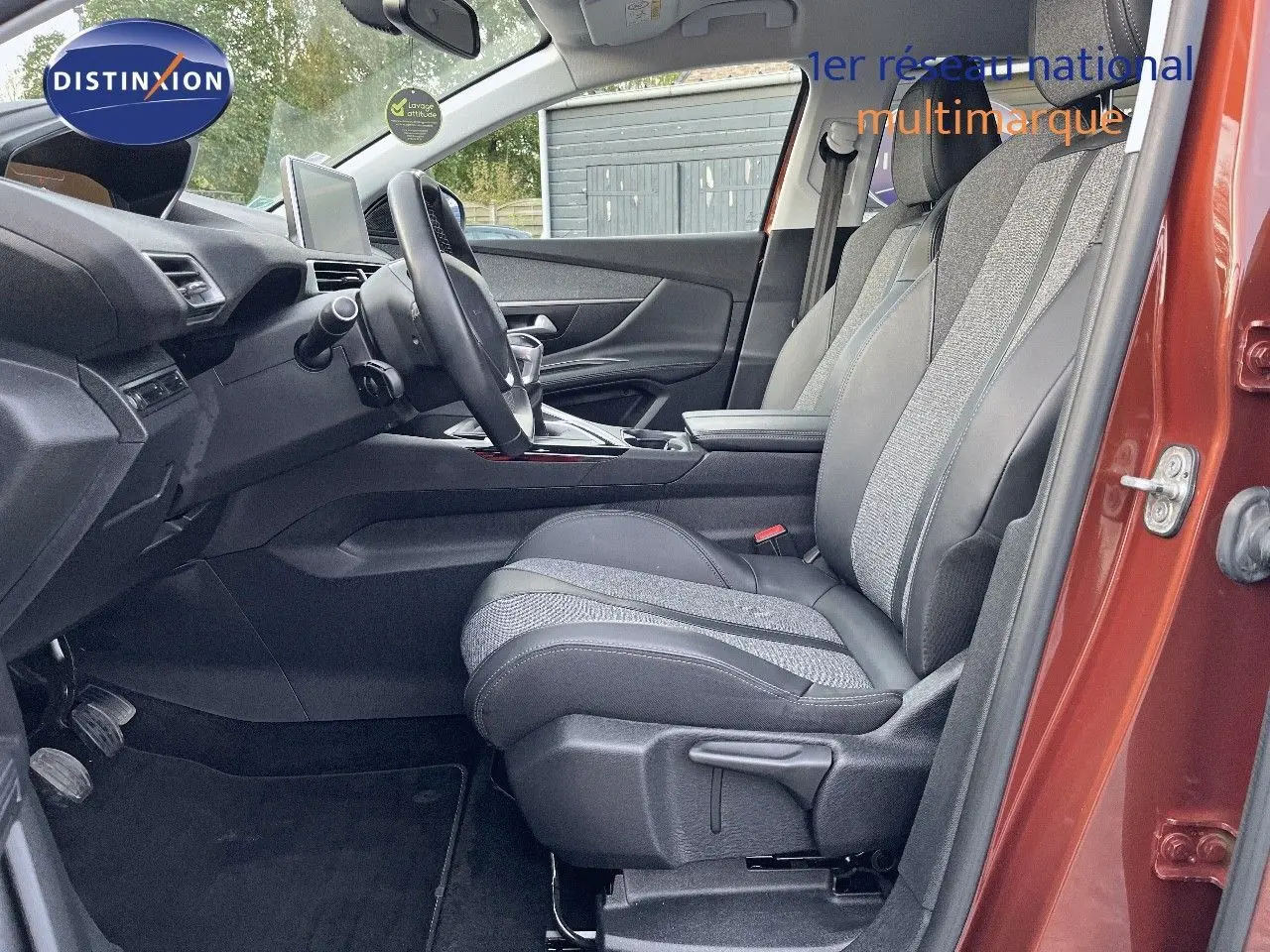 Intérieur côté conducteur du Peugeot 3008 Cooper Metal 2019, sièges en cuir et tissu gris, tableau de bord moderne visible.