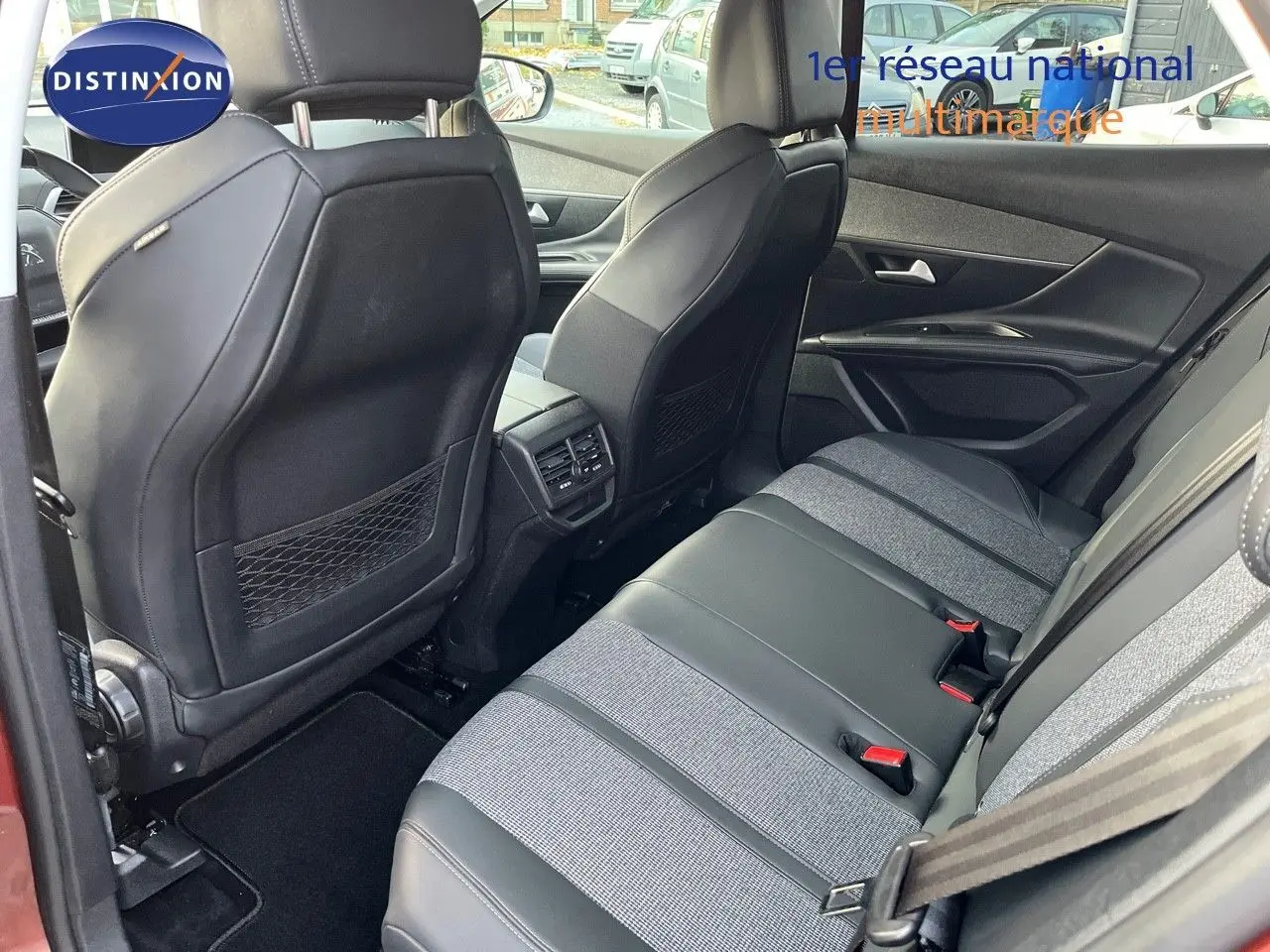 Vue arrière côté droit de l'habitacle du Peugeot 3008 Cooper Metal, sièges mixtes cuir et tissu gris.