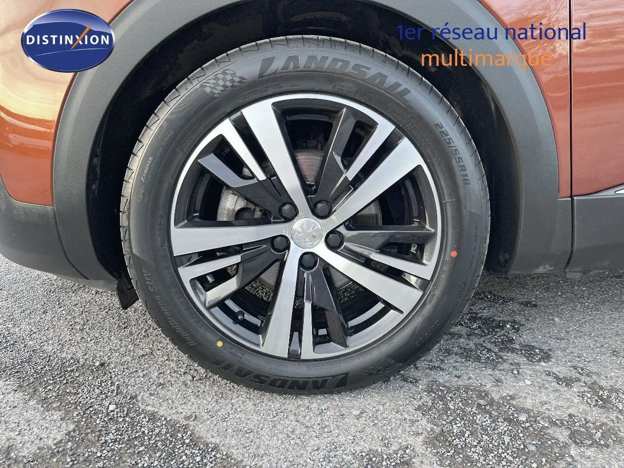 Gros plan sur la jante alliage bicolore et pneu Landsail du côté gauche d'un Peugeot 3008 Cooper Metal 2019.