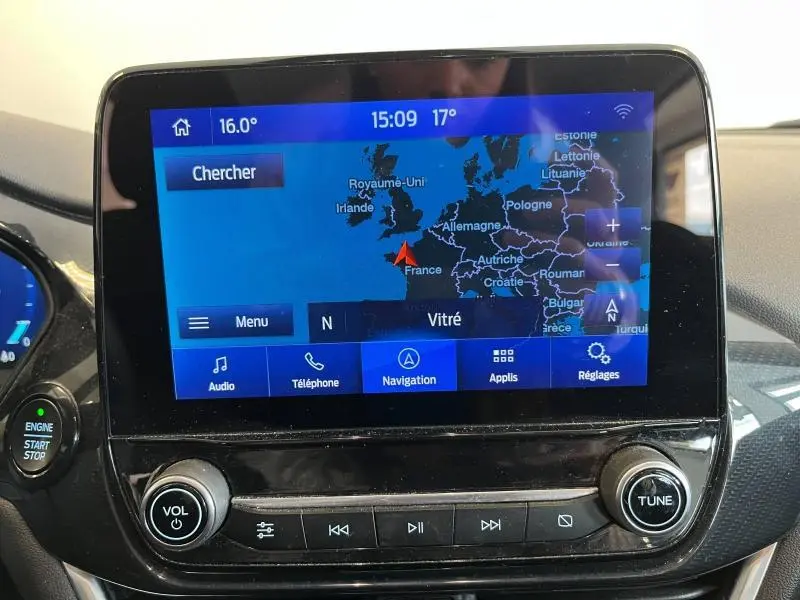 Écran tactile central du Ford Puma 2022 montrant la navigation GPS avec carte de l'Europe et commandes audio intégrées.