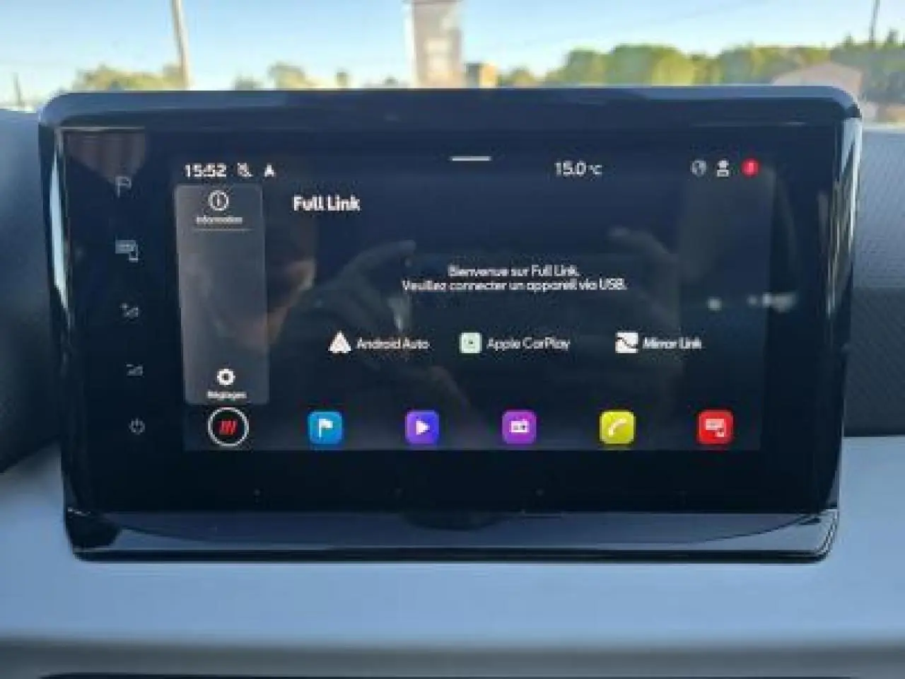 Écran tactile central du système MediaSystem+ de la SEAT Arona 2024 affichant l'interface Full Link.