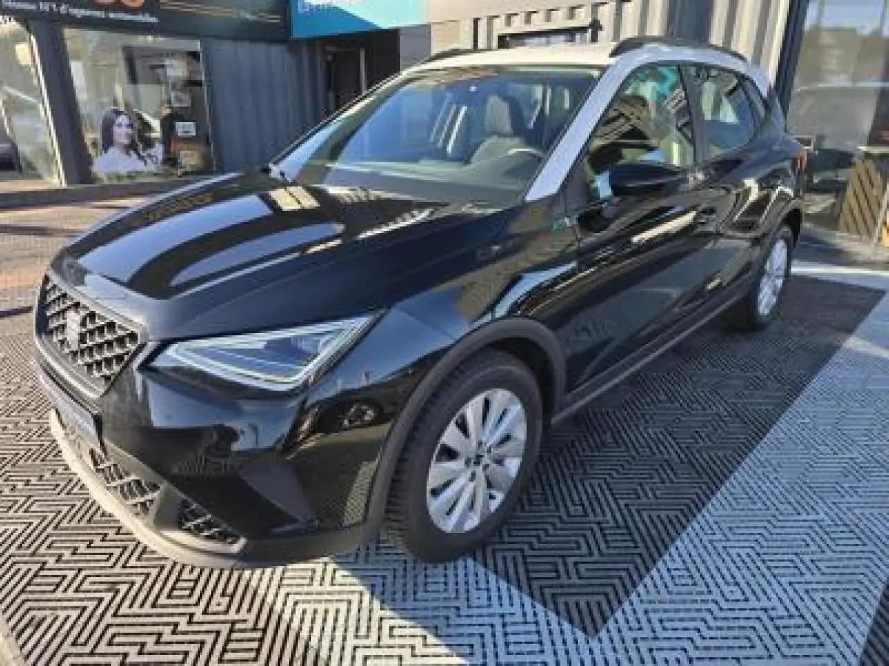 SEAT Arona noir minuit avec toit contrasté, vue 3/4 avant mettant en valeur ses lignes modernes et jantes alliage.