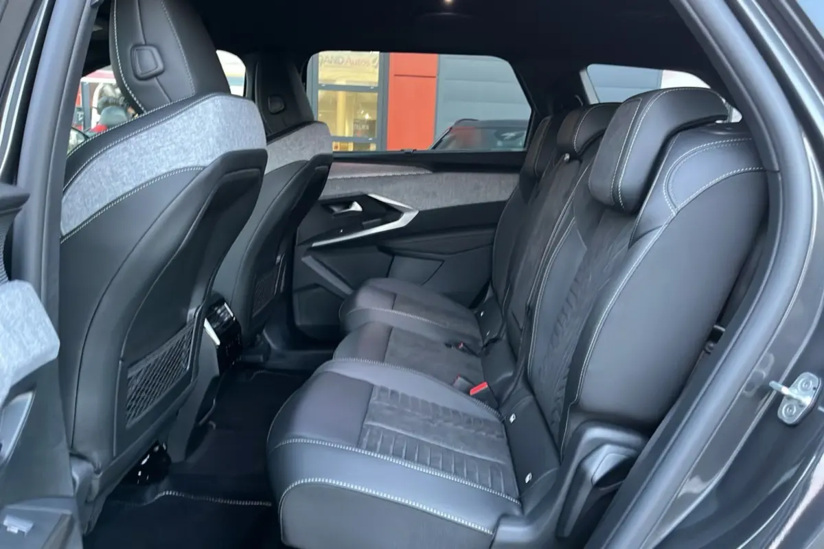 Vue latérale intérieure côté droit des sièges arrière en cuir alcantara noir du Peugeot 5008 Hybrid 145 GT 2025.