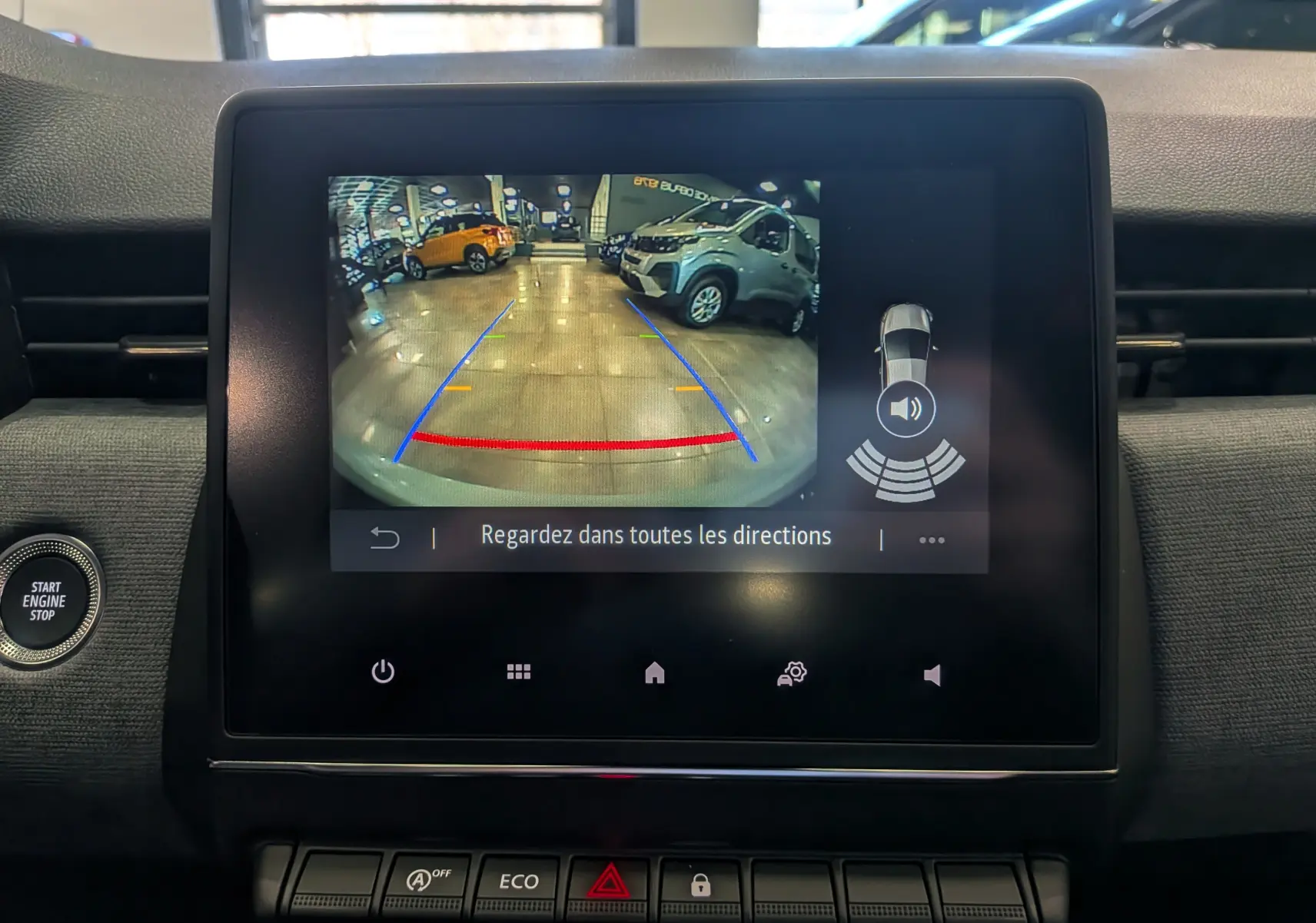 Écran central montrant la caméra de recul active sur Renault Clio V Gris Rafale, vue intérieure du tableau de bord.