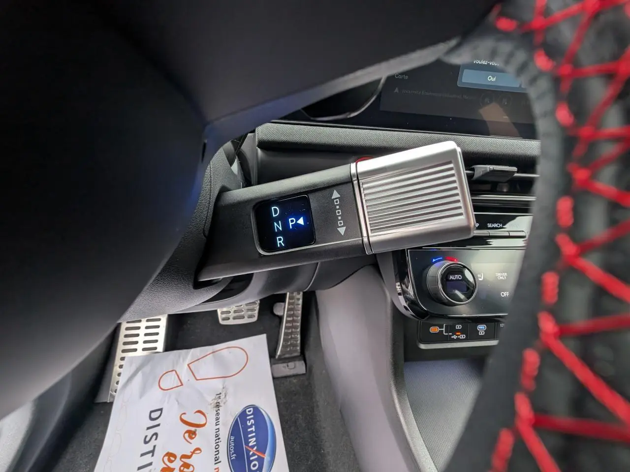Gros plan sur la commande de boîte automatique gris métal dans l'habitacle du Hyundai Tucson N Line 2026.