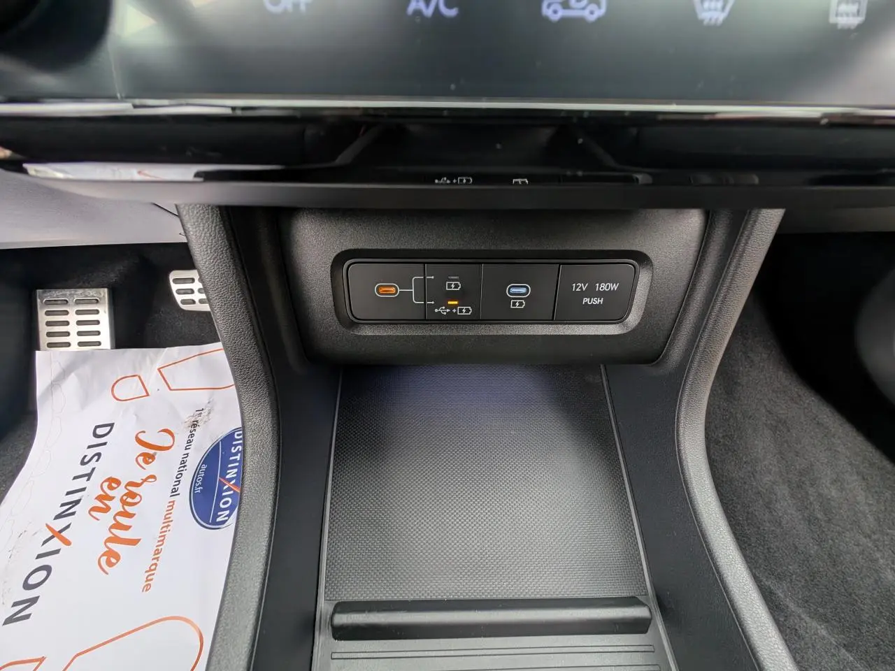Vue rapprochée de la console centrale noire du Hyundai Tucson 2026 avec ports USB et prise 12V visibles.