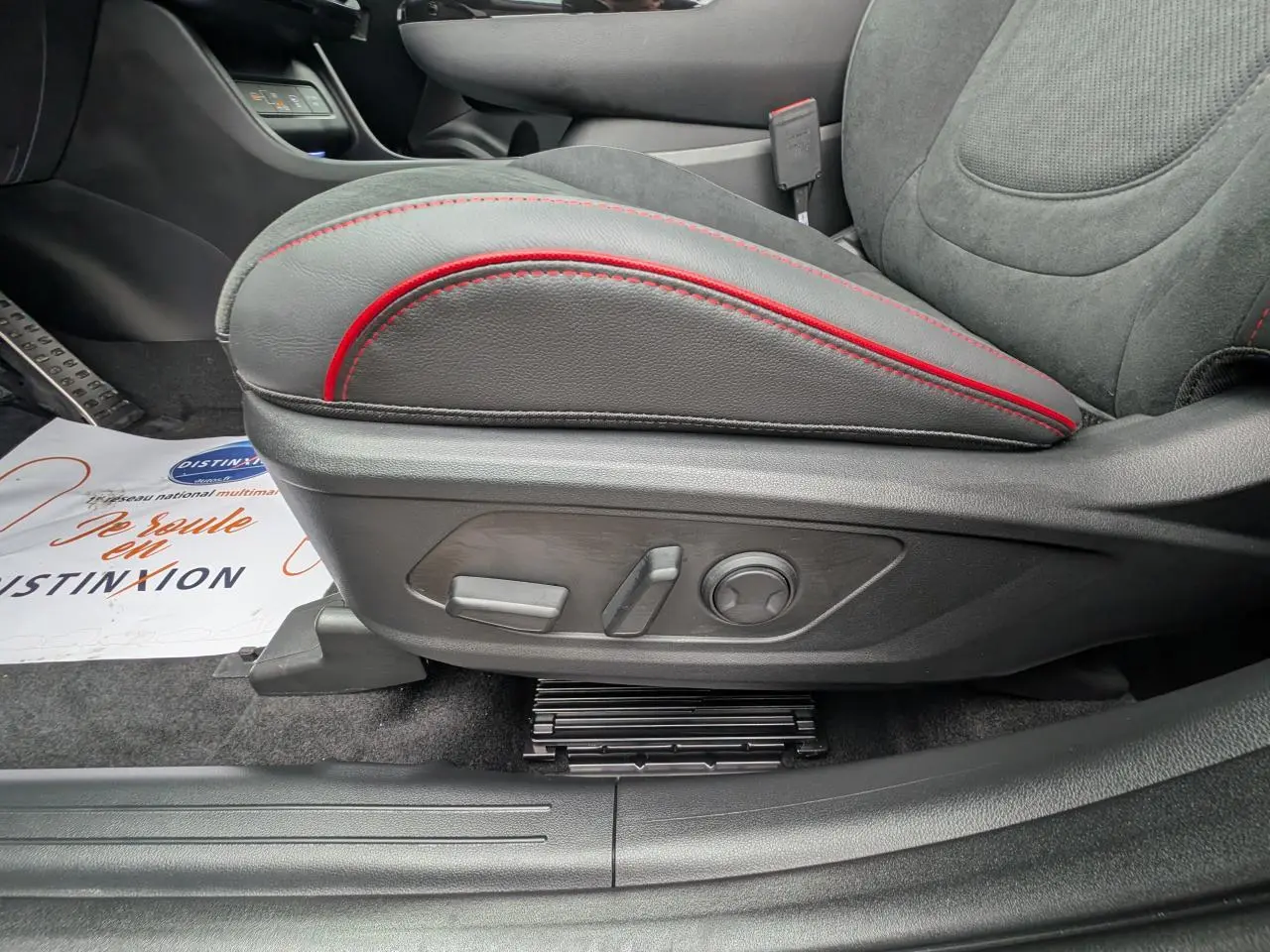 Gros plan sur le siège avant gauche en cuir noir avec surpiqûres rouges du Hyundai Tucson N Line 2026.