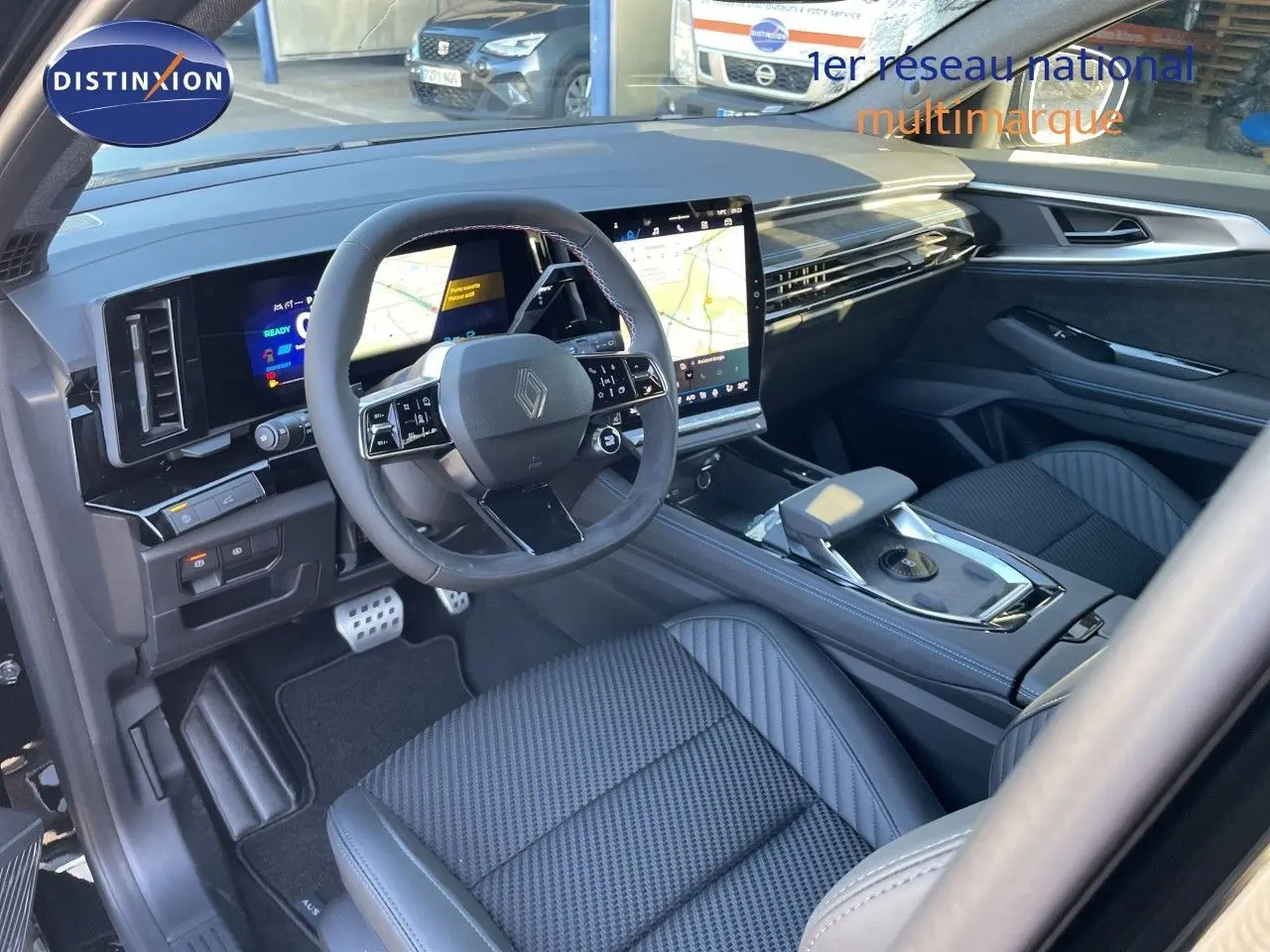 Vue intérieure côté conducteur du Renault Austral E-Tech Hybrid 2026, avec tableau de bord numérique et sellerie noire élégante.
