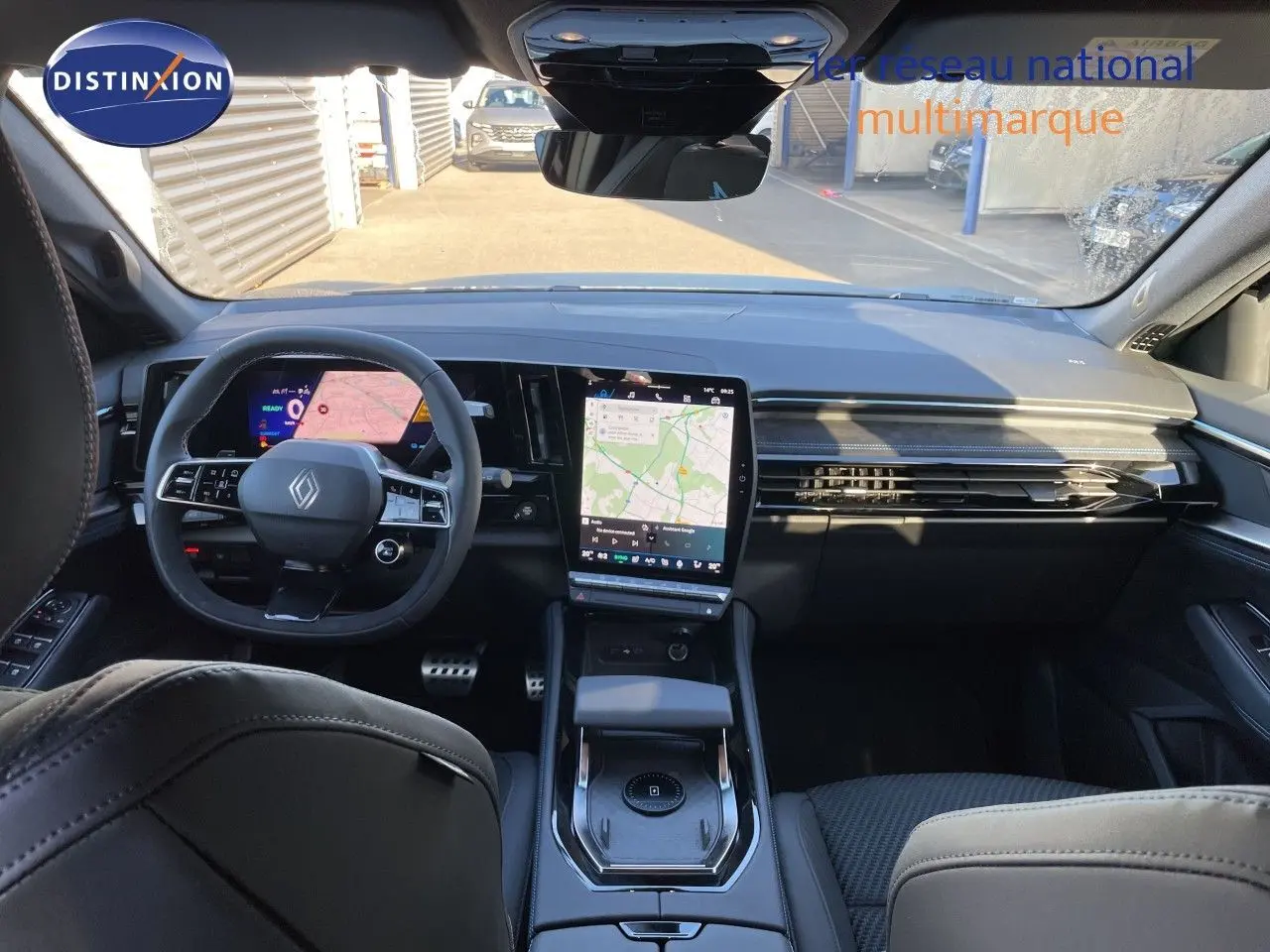 Vue intérieure avant du Renault Austral E-Tech noir étoile métal, avec tableau de bord numérique et écran tactile central.