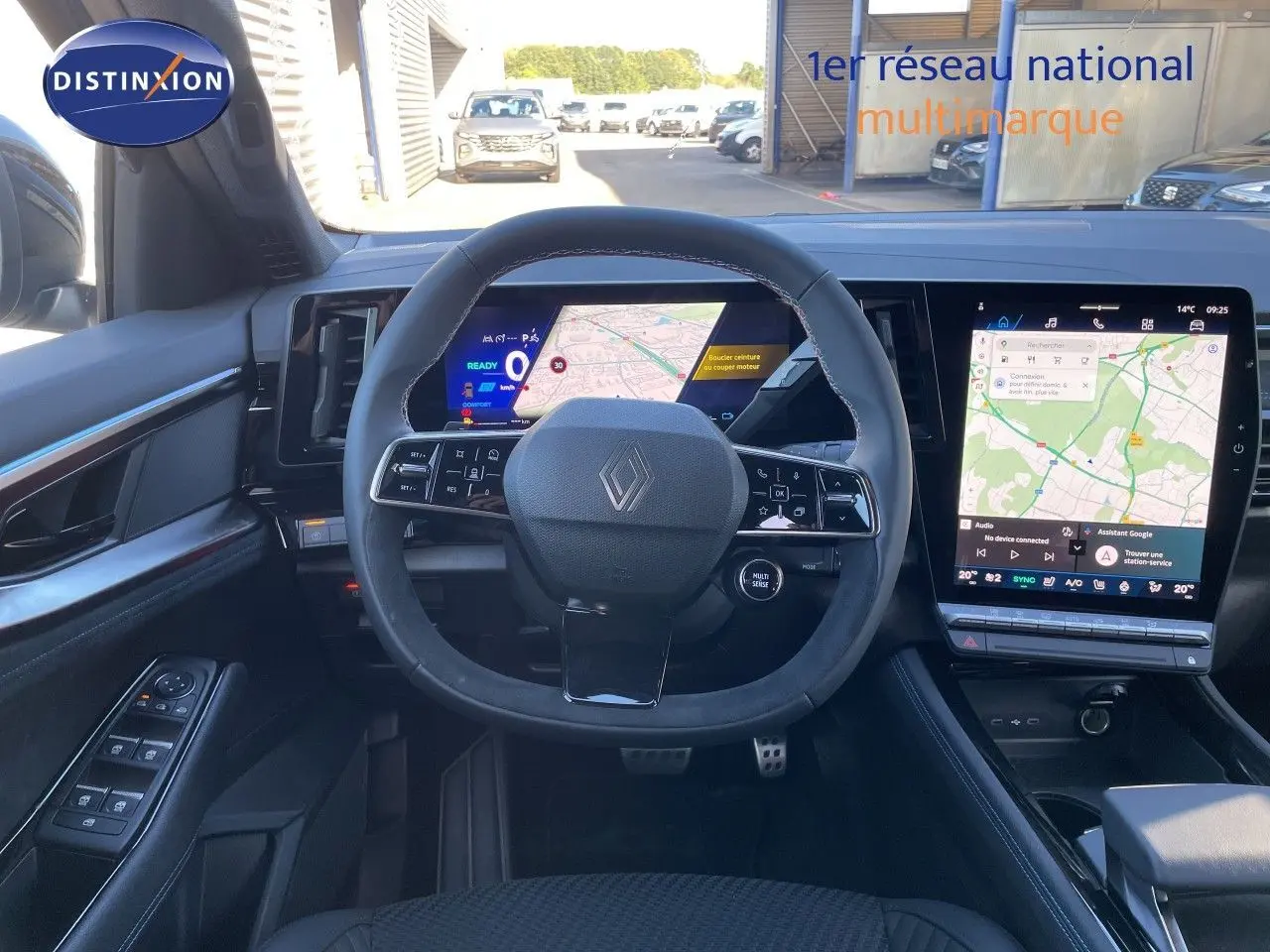 Vue intérieure centrée sur le volant et le tableau de bord numérique du Renault Austral noir étoile métal 2026.