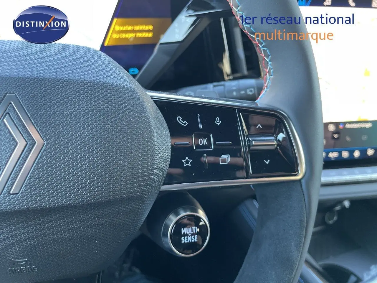 Gros plan sur le volant noir avec commandes tactiles et bouton Multi-Sense du Renault Austral E-Tech hybride 2026.