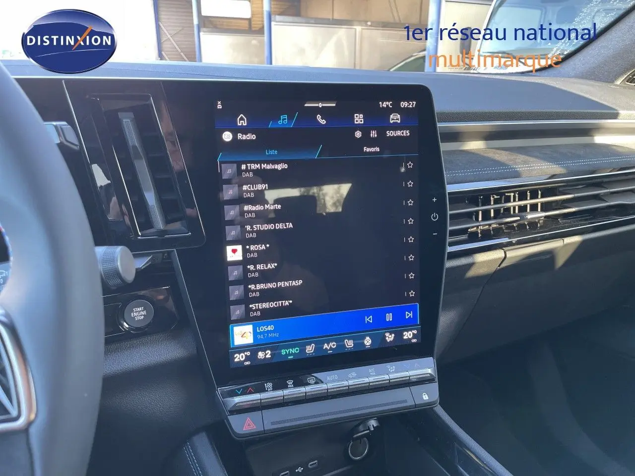 Intérieur du Renault Austral E-Tech 2026, vue centrale sur l'écran tactile multimédia et la console noire élégante.
