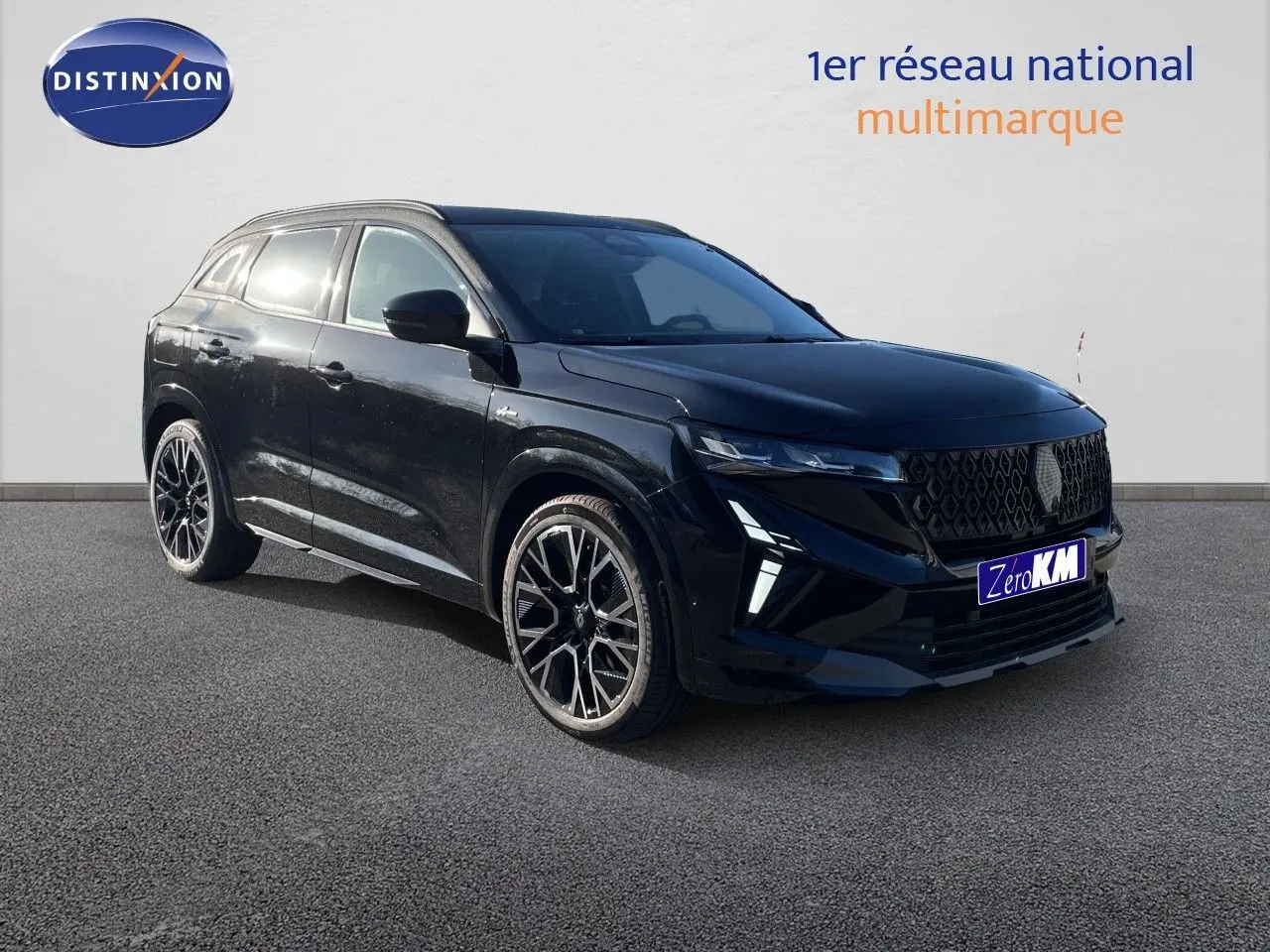 Renault Austral noir étoile métal en 3/4 avant droit, avec jantes bi-ton et calandre au design moderne.