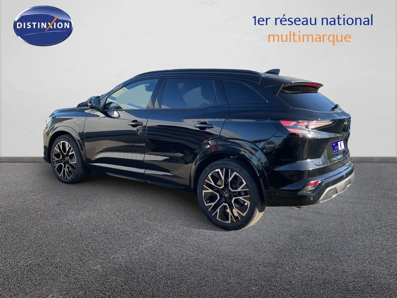 Renault Austral E-Tech hybride noir étoile métal, vue 3/4 arrière droit avec jantes bi-ton distinctives.