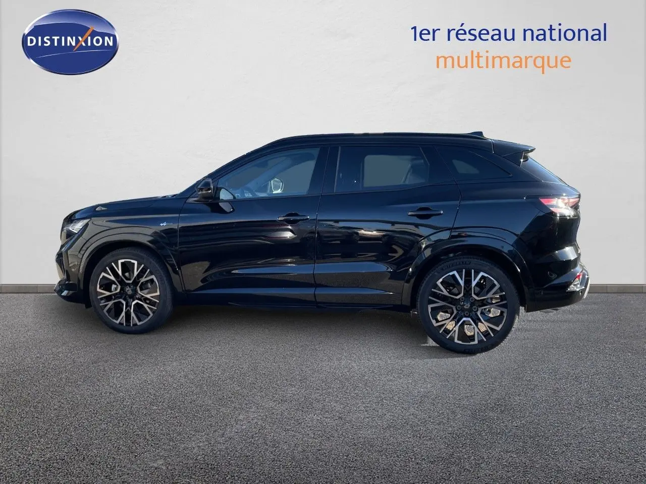 Profil droit d'un Renault Austral E-Tech Full Hybrid 200 Esprit Alpine noir étoile métal avec jantes alliage bicolores.