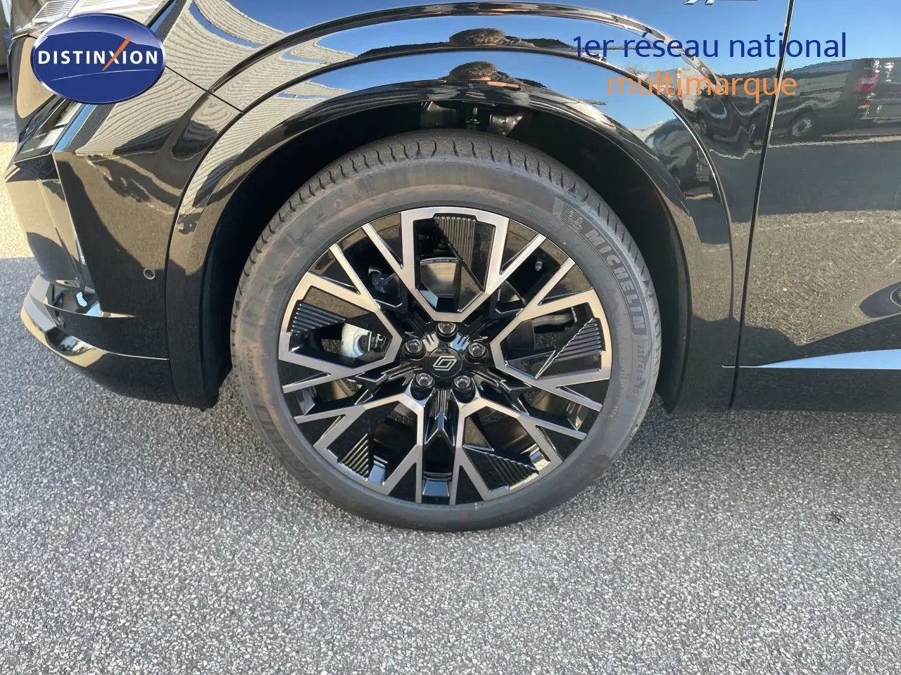 Gros plan sur la roue avant gauche noire étoile métal du Renault Austral E-Tech Full Hybrid 200 Esprit Alpine 2026.
