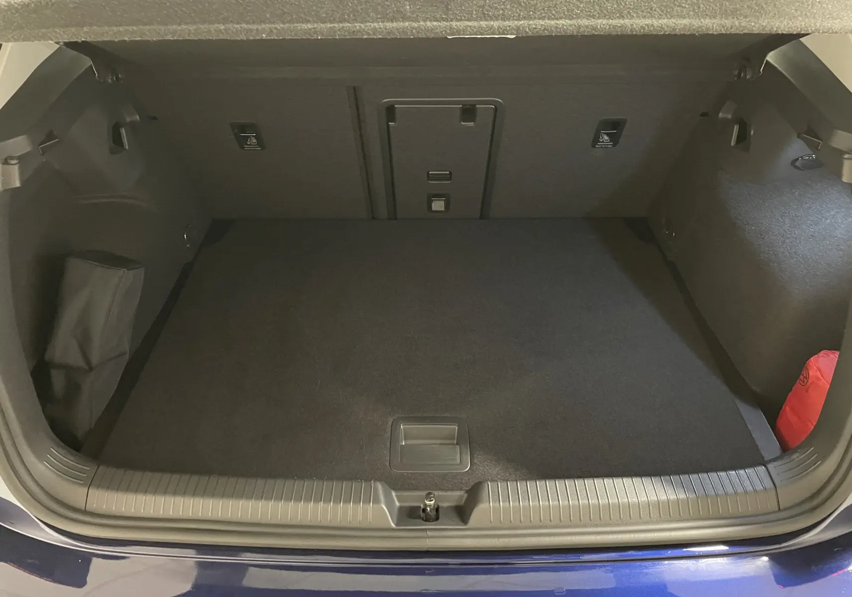 Coffre ouvert d'une Volkswagen Golf 1.0 TSI 110 DSG7 Life Plus 2023 en bleu Atlantique, espace de chargement vide et propre.